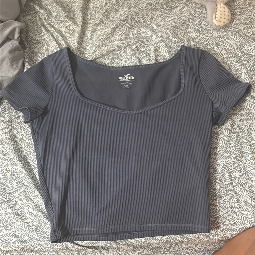 Hollister Women's Short Sleeve Ribbed Tee in Dark Blue